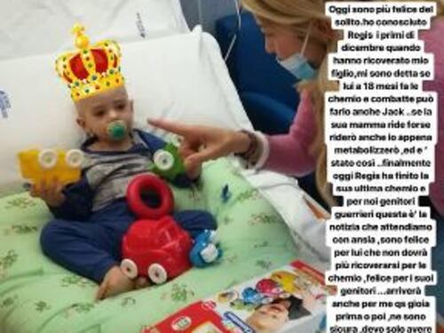 Elena Santarelli insieme a un bimbo ricoverato con il figlio: "A 18 mesi Regis ha finito la chemio"