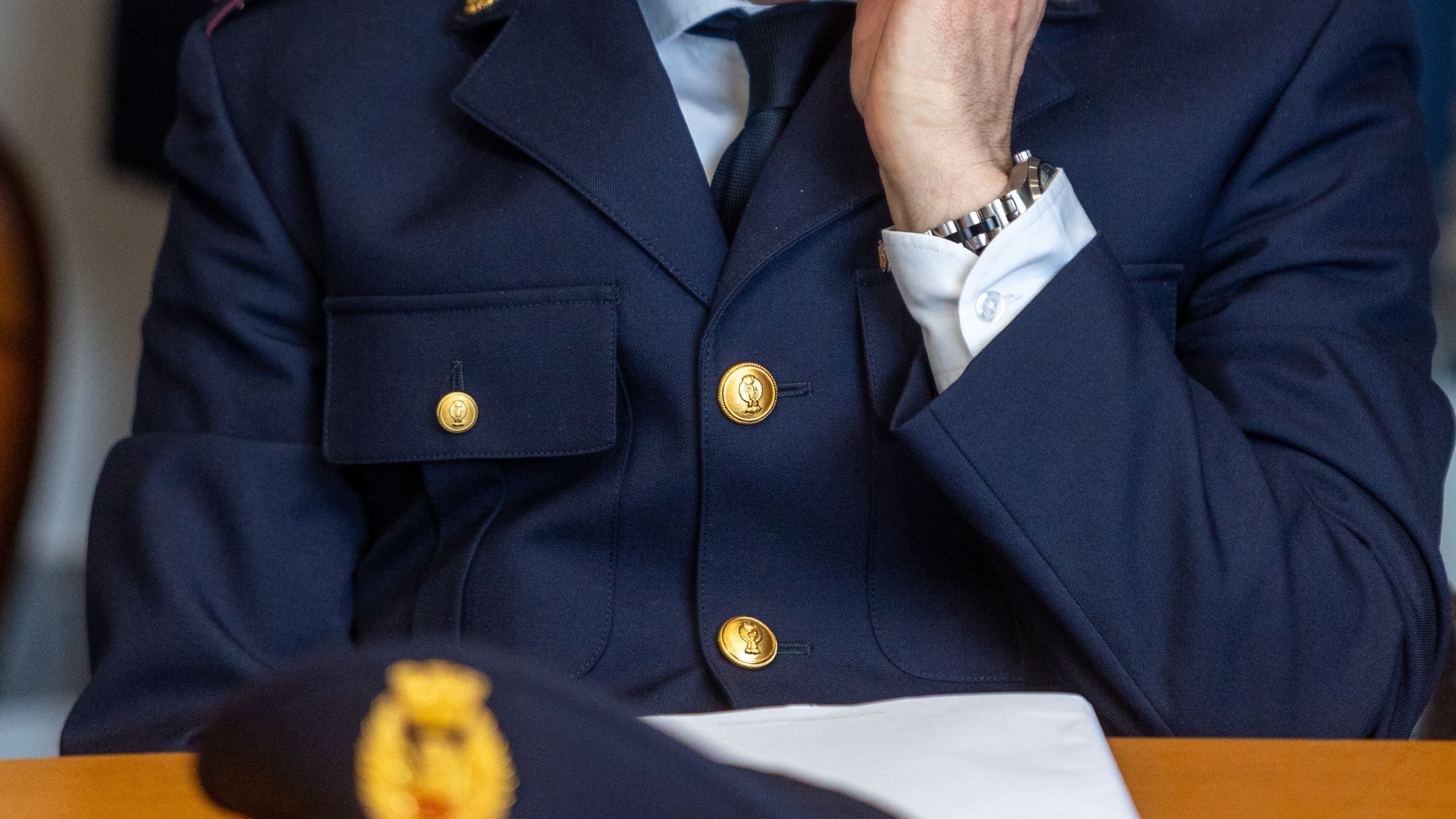 "Individuano le vittime per poi rapinarle di collanina e orologio"