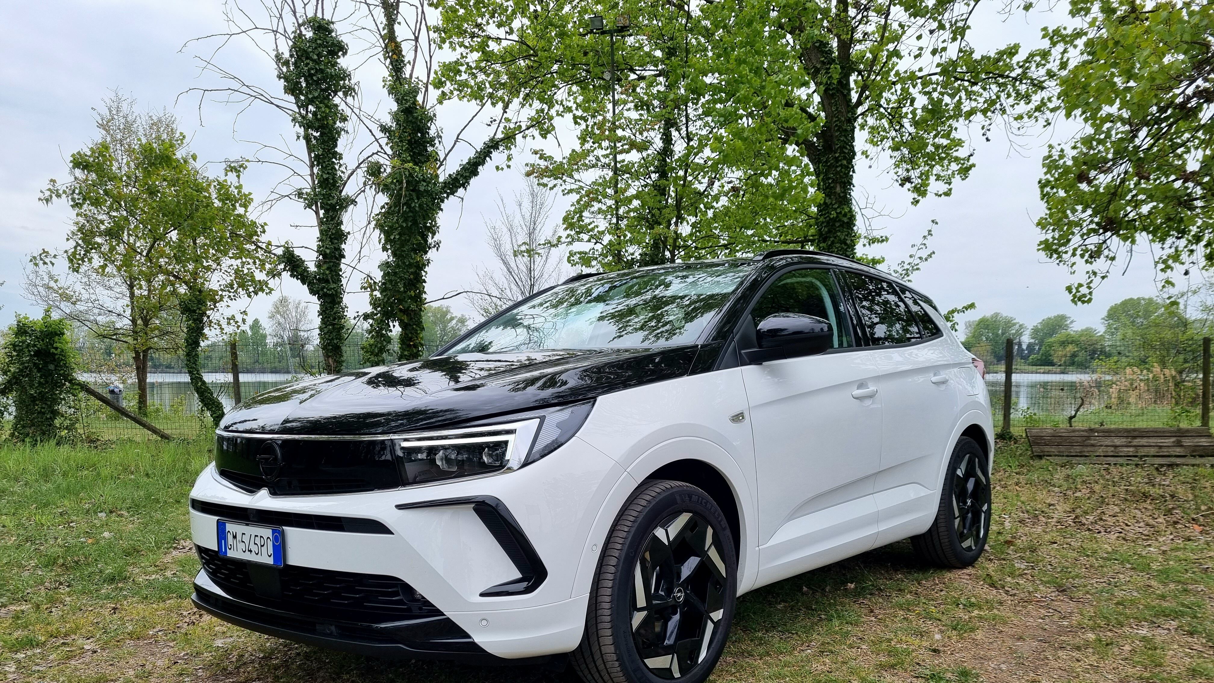 Opel Grandland Gse, sportività ibrida fino a 300 CV e che assetto!