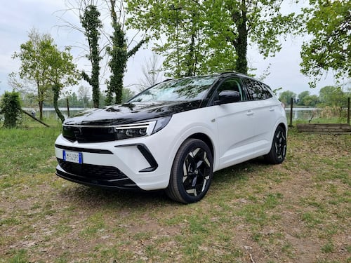 Opel Grandland Gse, sportività ibrida fino a 300 CV e che assetto!