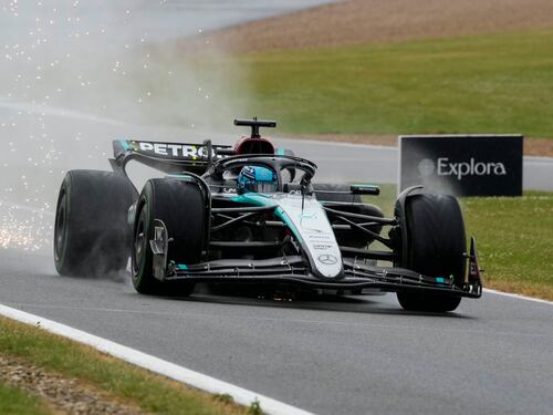F1, a Silverstone tripletta inglese: pole Russell, Leclerc fuori al Q2, Sainz solo 7°