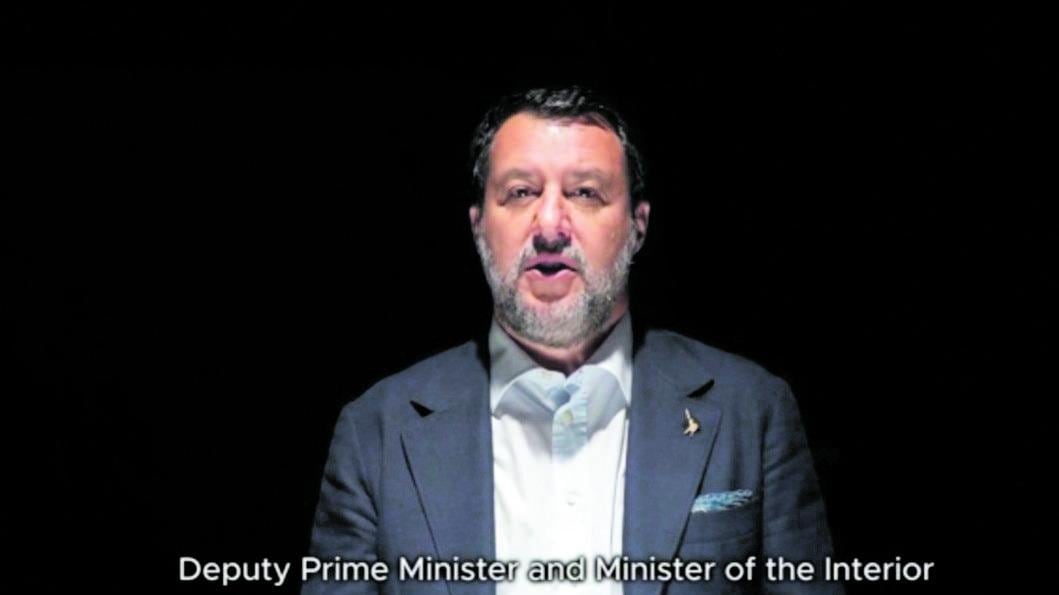 Creativi e staff dietro i toni solenni: il video di Matteo che spiazza i social