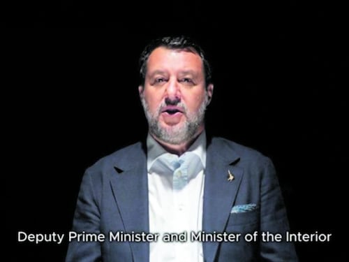 Creativi e staff dietro i toni solenni: il video di Matteo che spiazza i social