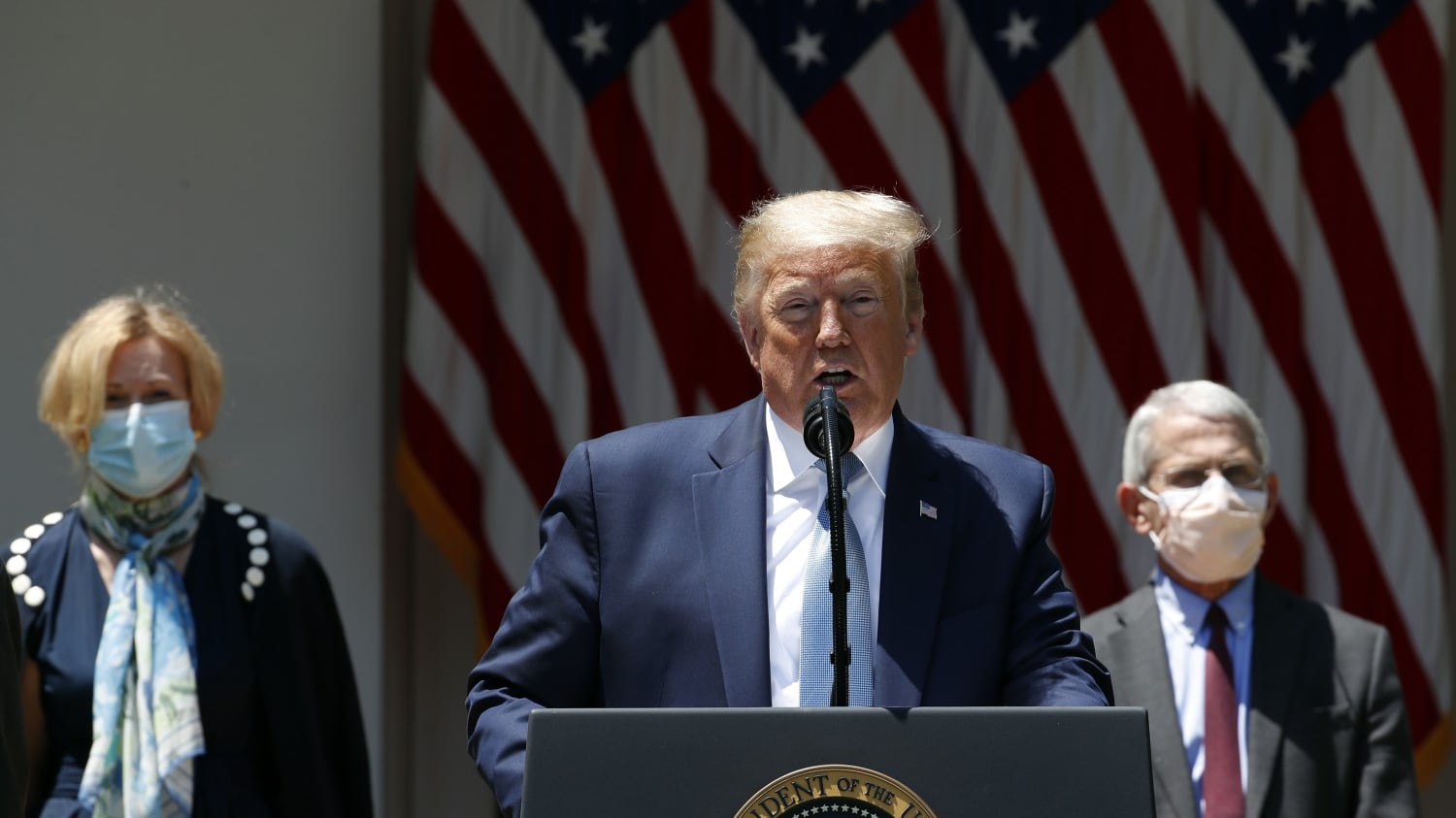 "Mi curo con l'anti-malarico". Trump di nuovo nella bufera