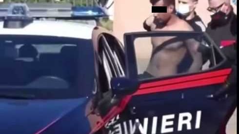 La lite, la bottiglia rotta, l'aggressione ai passanti: la furia dello straniero in strada