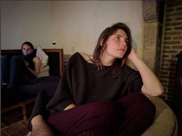 Cappuccetto rosso, gatti e vacanze: la nuova vita di Amanda Knox 5