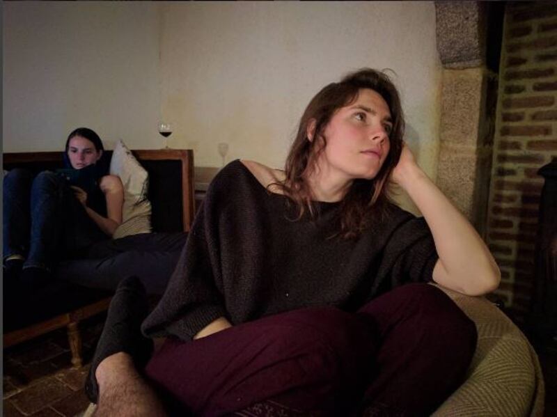 Cappuccetto rosso, gatti e vacanze: la nuova vita di Amanda Knox 5