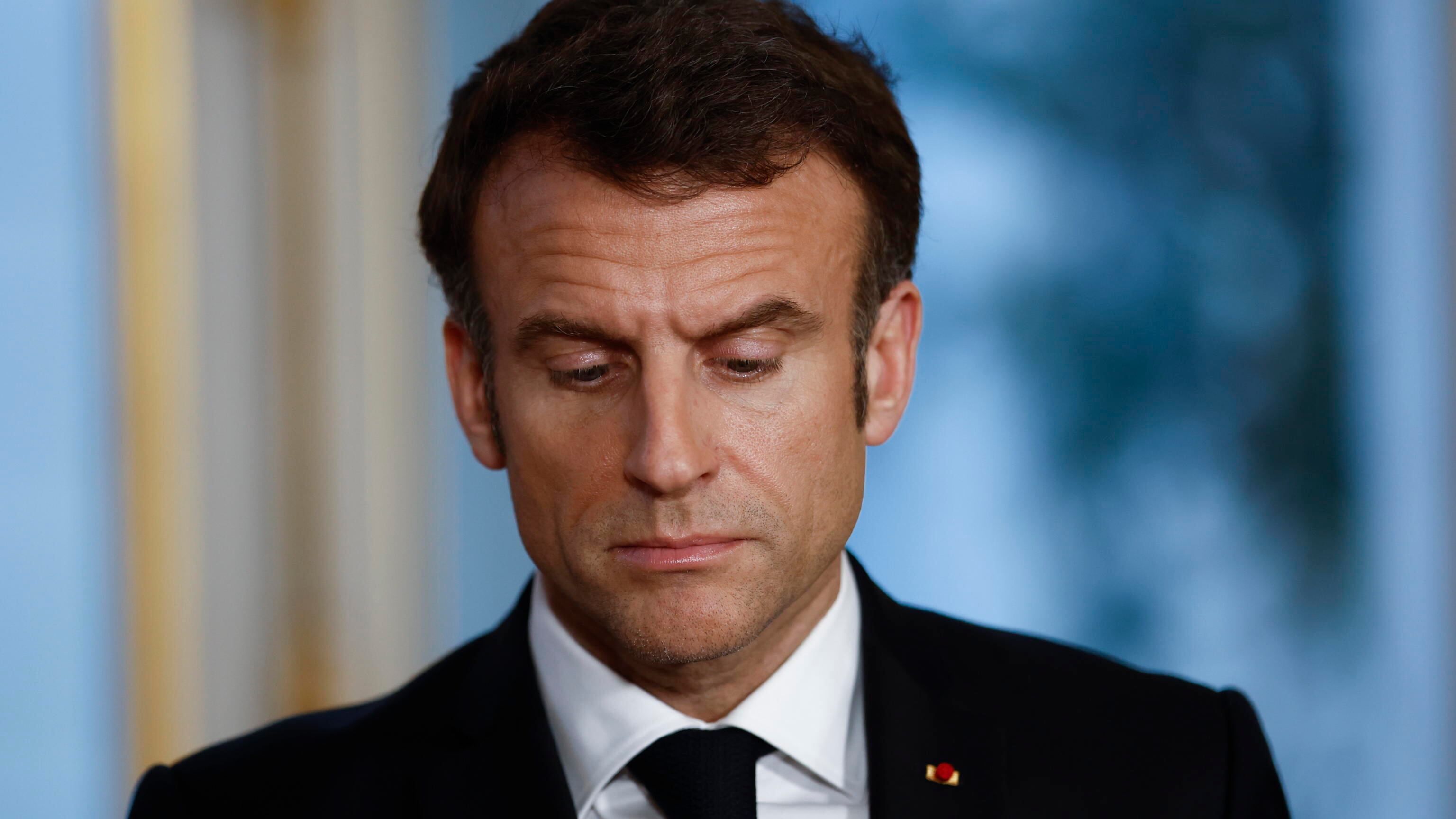 Francia in rivolta e nuove alleanze. La grande crisi di Macron