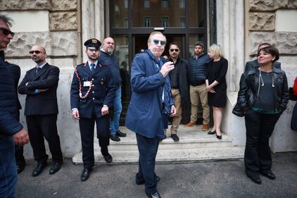 L'ultimo saluto a Gianni Boncompagni: la camera ardente è aperta al pubblico 8