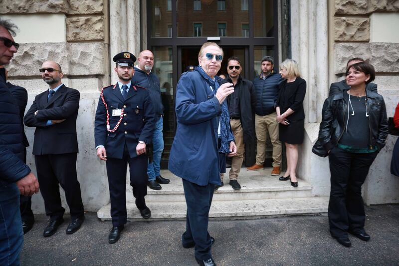 L'ultimo saluto a Gianni Boncompagni: la camera ardente è aperta al pubblico 8