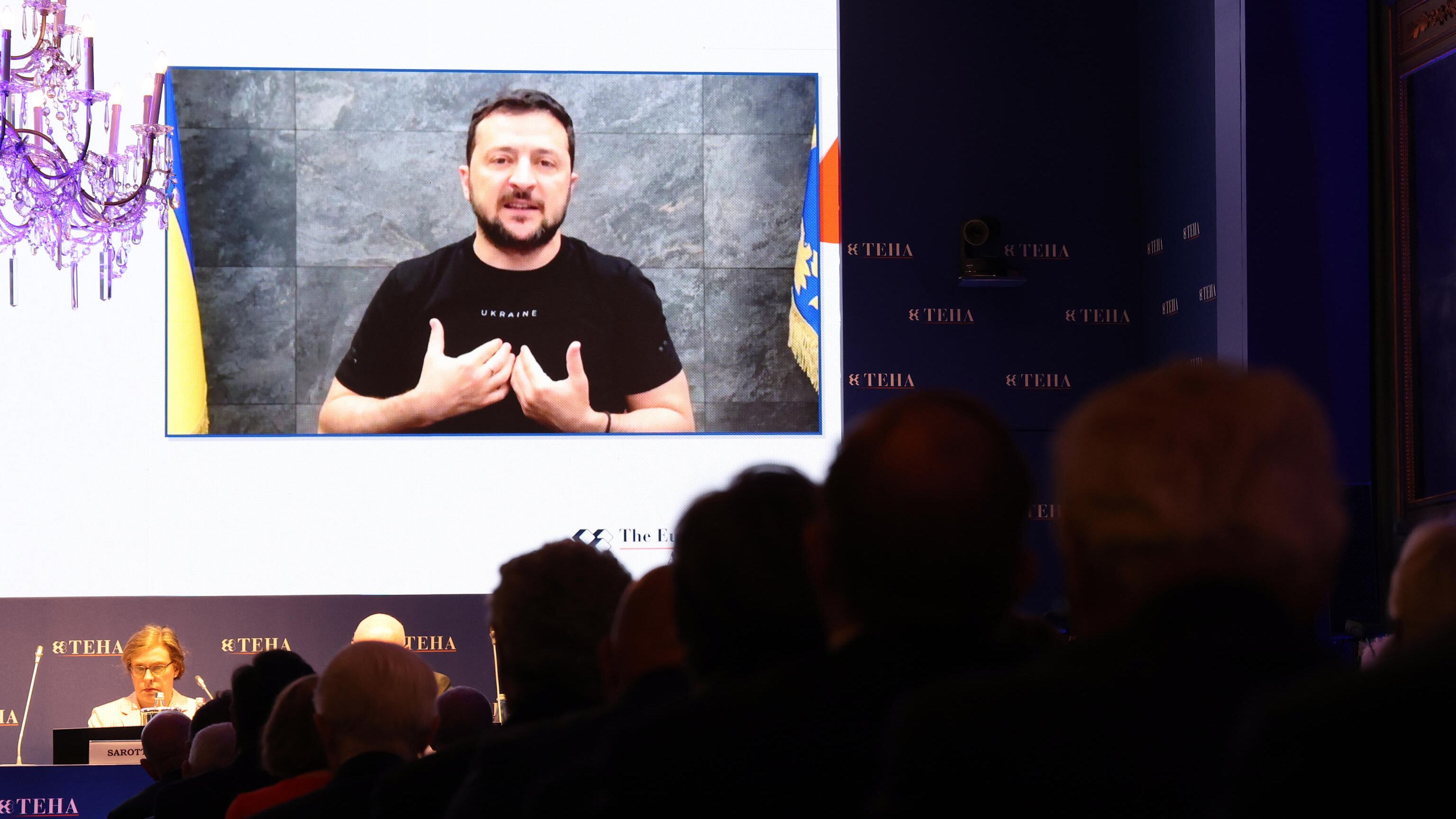 Zelensky: "Putin è debole". Lo Zar schiera i super missili