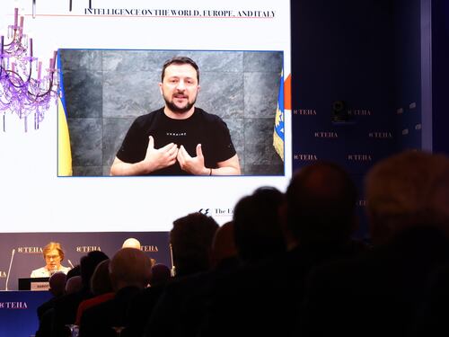 Zelensky: "Putin è debole". Lo Zar schiera i super missili
