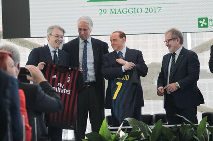 Berlusconi e Moratti premiati da Maroni 7