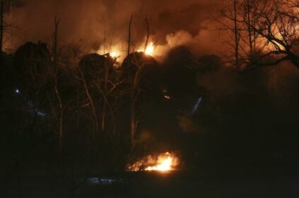 Treno deragliato, enorme incendio nel West Virginia 5