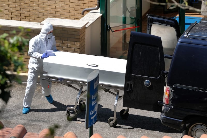 Una bara viene portata via dalla clinica San Raffaele di Rocca di Papa (La Presse)