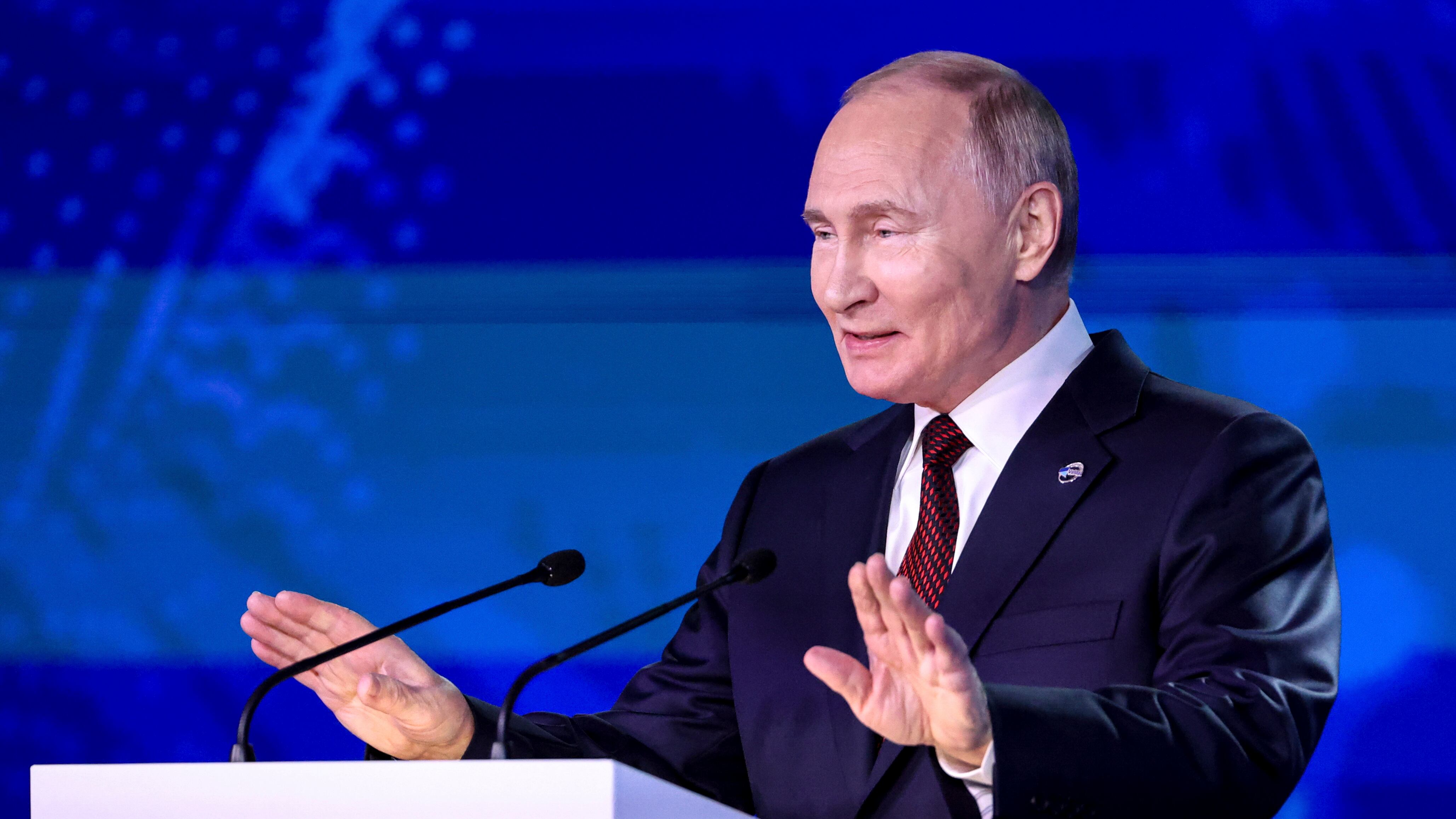Putin si congratula con Trump: "Pronto a parlare con lui"
