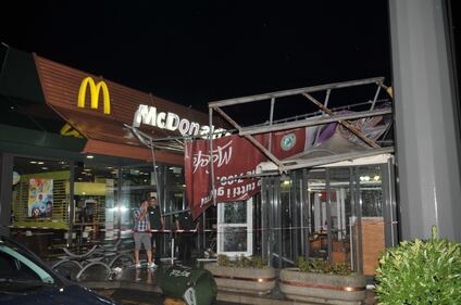 Crolla gazebo di McDonald's: un bimbo ferito 19