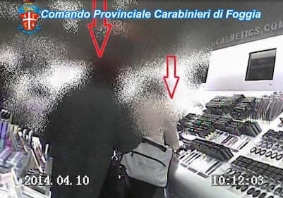 Alcuni fotogrammi dei video che incastrano gli impiegati 3
