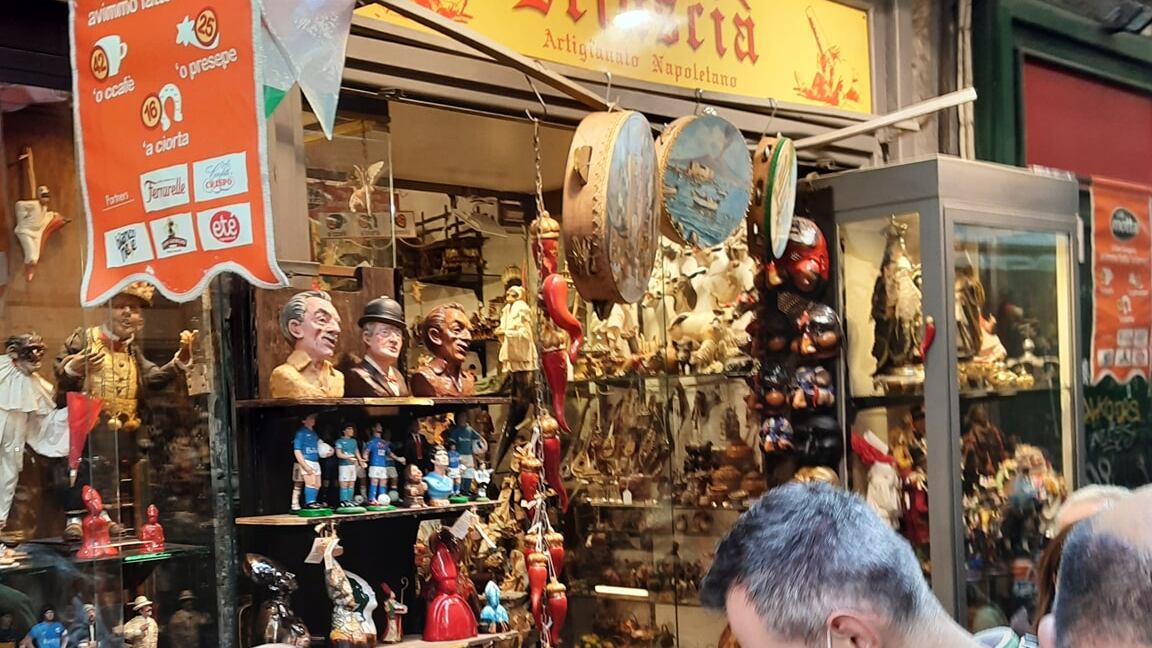 San Gregorio Armeno: casettine in legno, mascherine e piano anti assembramenti