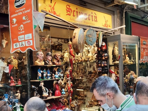 San Gregorio Armeno: casettine in legno, mascherine e piano anti assembramenti