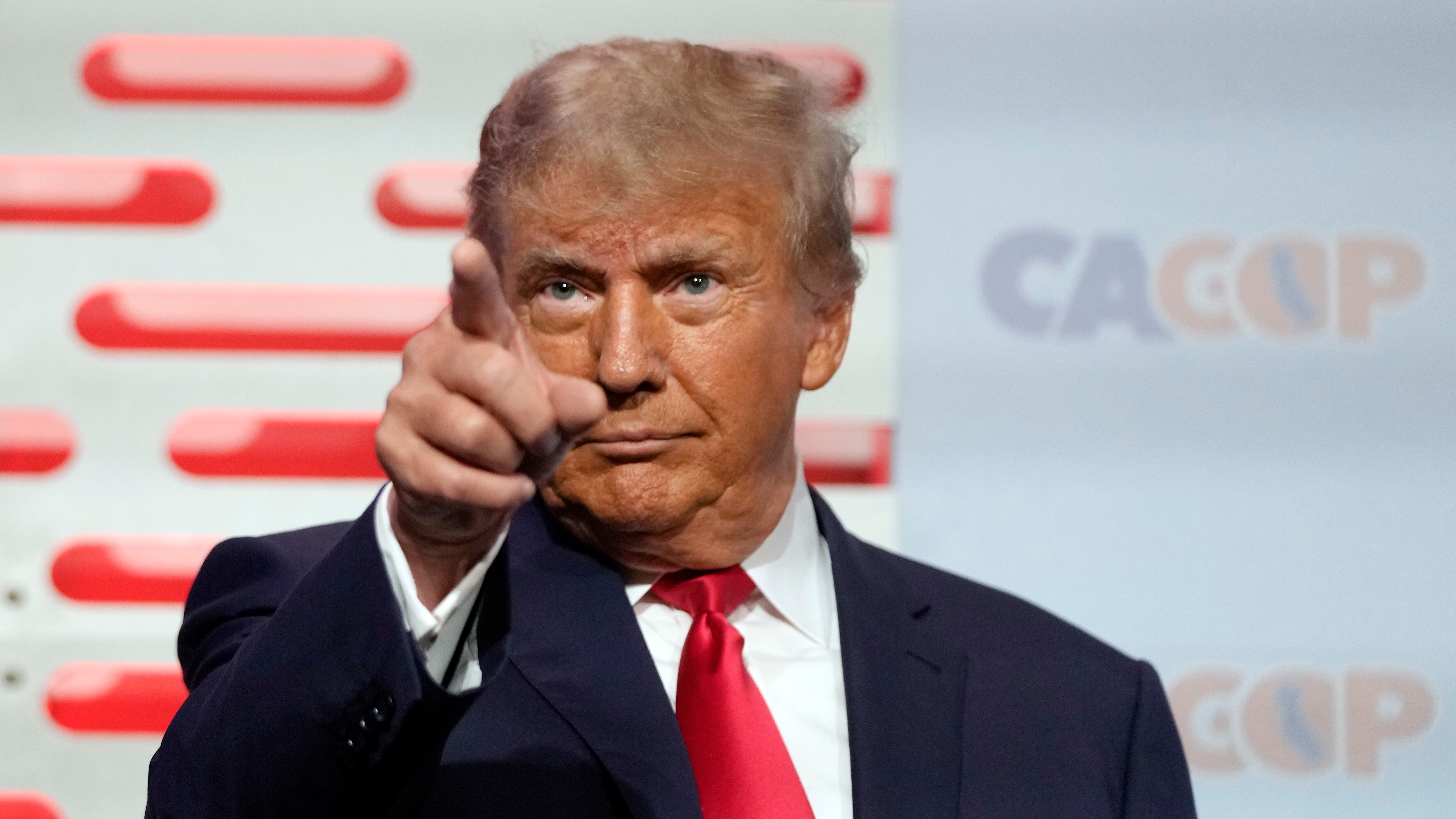 "Crimea e Donbass a Putin". Il piano criticato di Trump