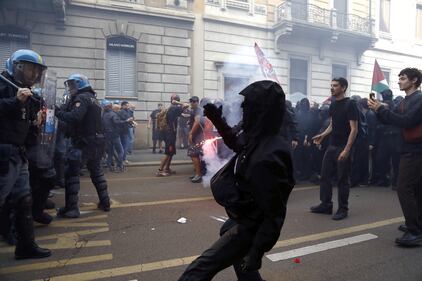 Manifestazione contro il "Remigration Summit": scontri con la polizia a Milano 1
