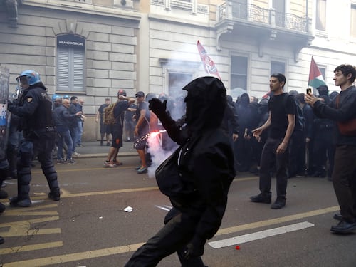 Manifestazione contro il "Remigration Summit": scontri con la polizia a Milano