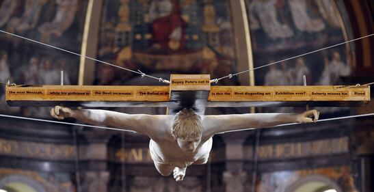 Pete Doherty "crocifisso" in una chiesa londinese 8