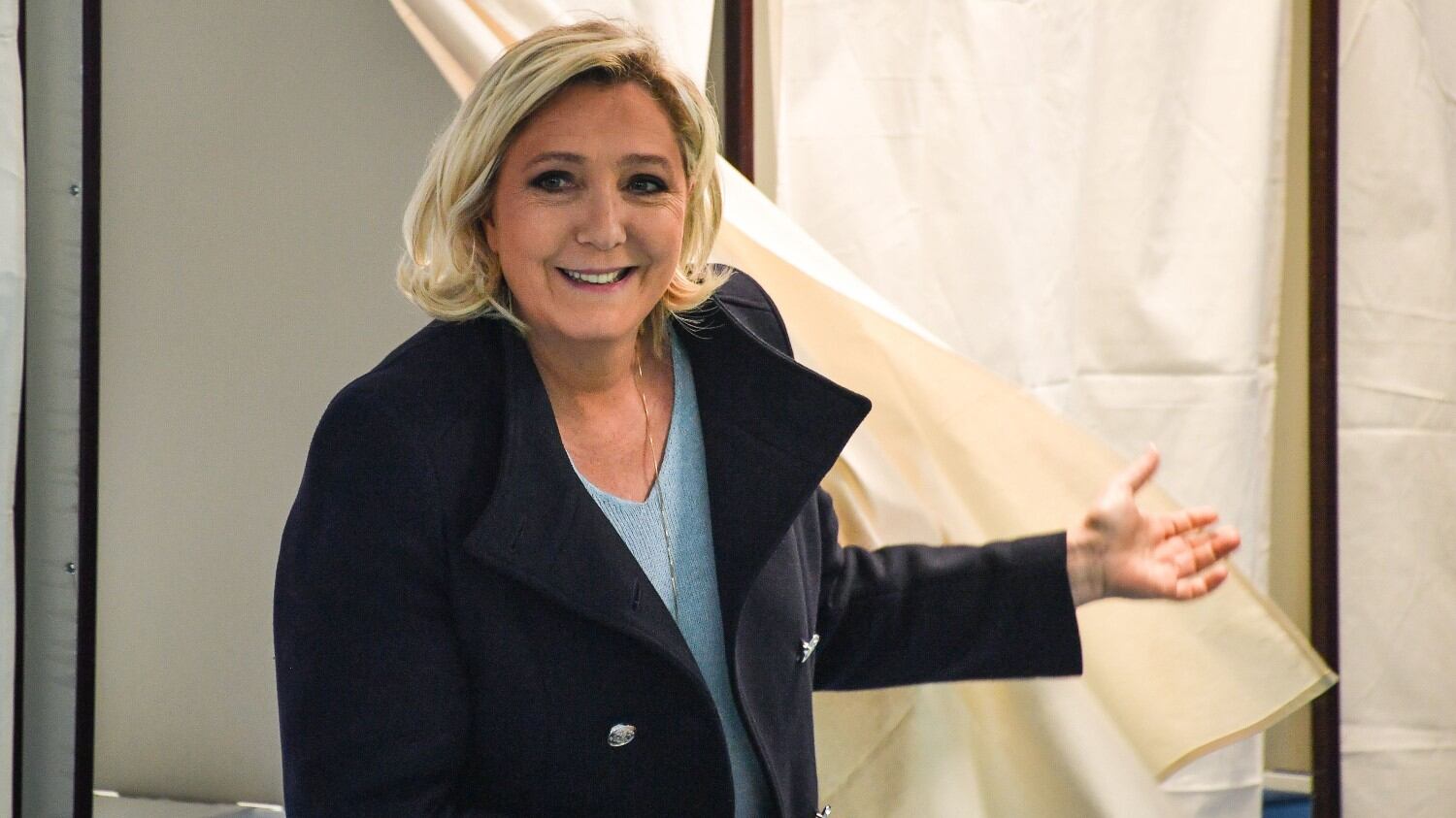 Schiaffo a Macron, Le Pen al primo posto "Il presidente sciolga il Parlamento"