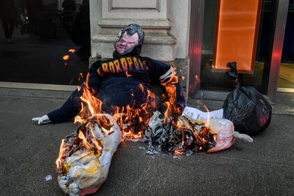 Manifestazione choc: gli studenti bruciano un fantoccio di Salvini 5