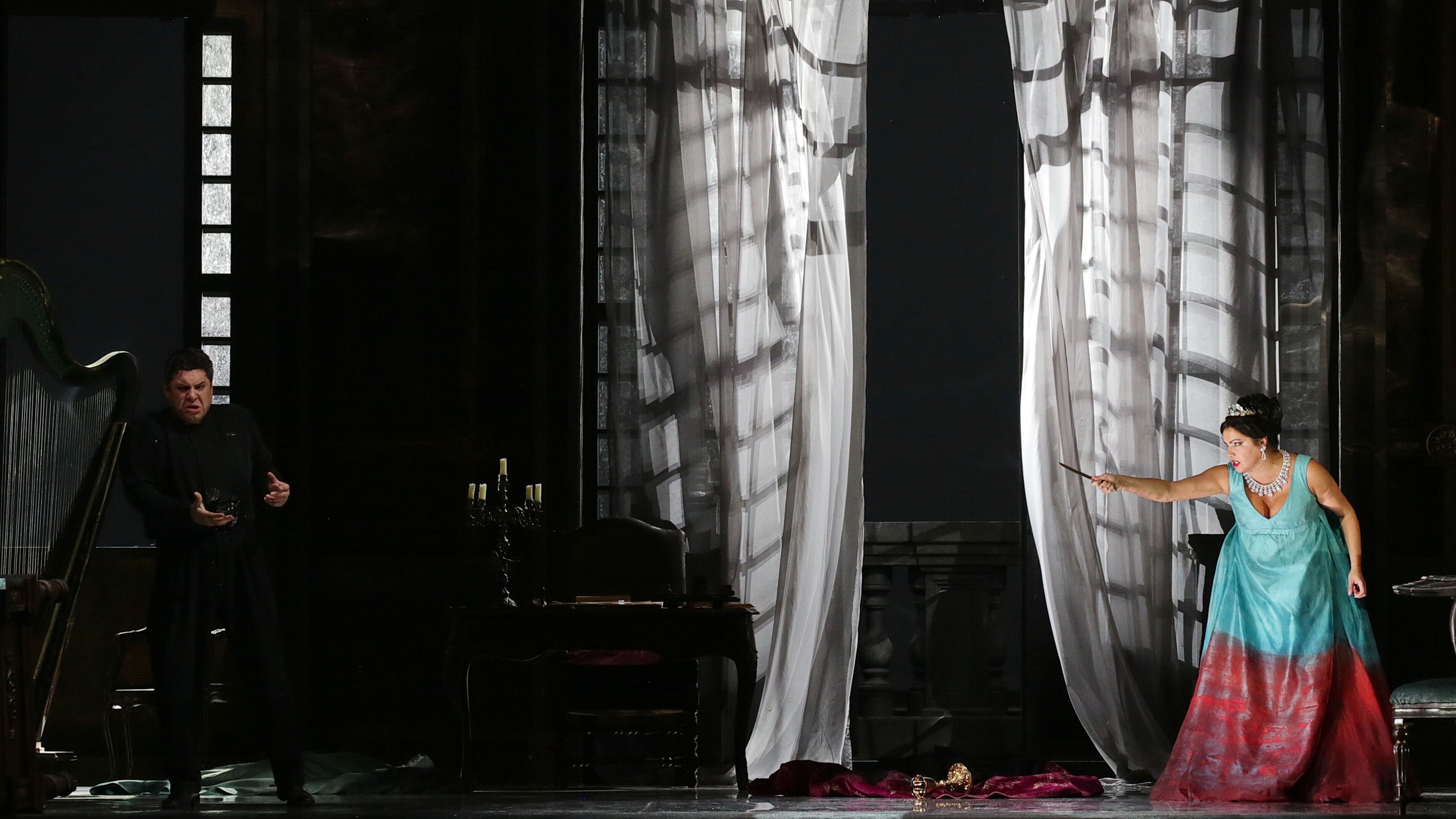 "Grande donna Tosca che si ribella al male"