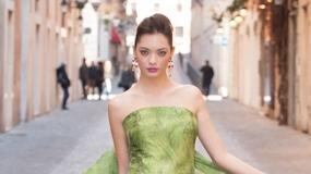 Curiel usa campi di lavanda, Balestra crea coprispalla di fiordalisi