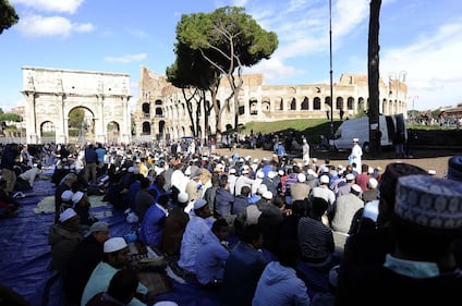 I musulmani pregano al Colosseo 13