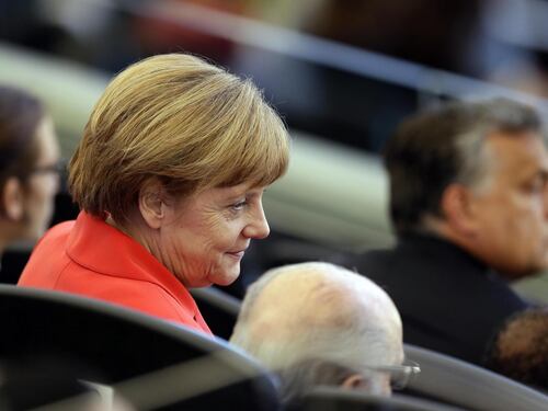 Quelle telefonate tra Merkel e Juncker che mettono Berlino all'angolo