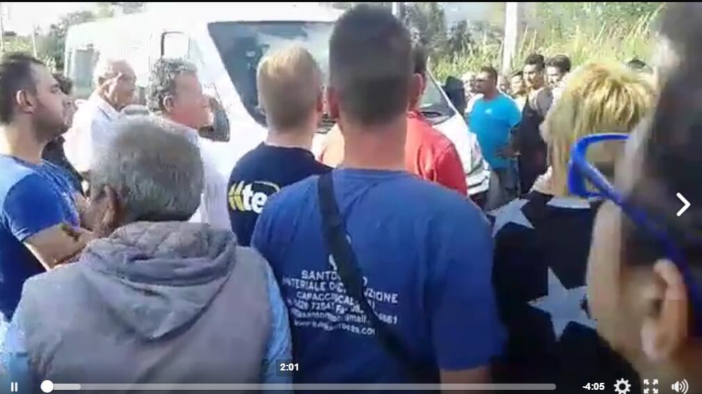 Sit in contro i profughi. E il sindaco "chiude" il capannone