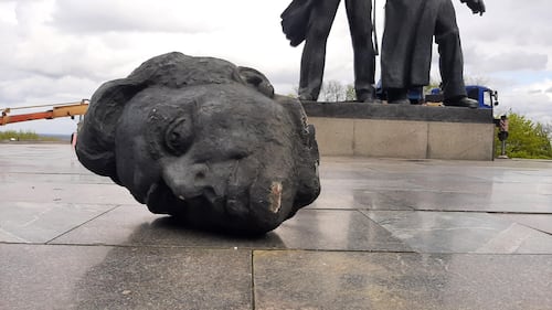 Kiev, "decapita" la statua dell'amicizia tra Ucraina e Russia 3