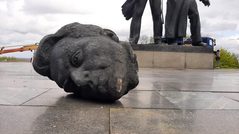 Kiev, "decapita" la statua dell'amicizia tra Ucraina e Russia 3
