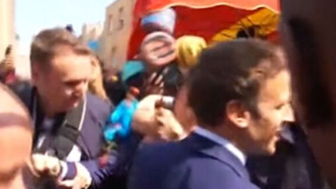 Pomodori contro Macron: cosa è successo alla sua prima uscita pubblica