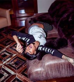 Rihanna fra cocktails, sigari e sci con le amiche 3