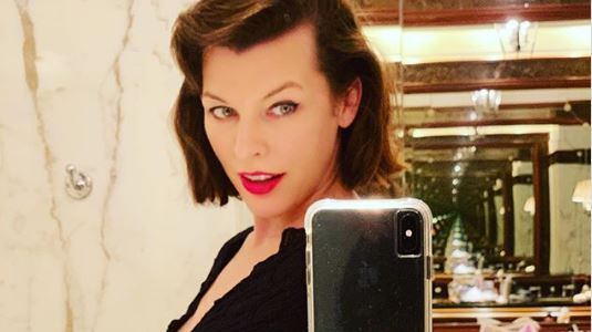 Milla Jovovich, all'età di 43, attende il suo terzo figlio: "Ho provato un mix di gioia e terrore quando ho saputo della gravidanza"