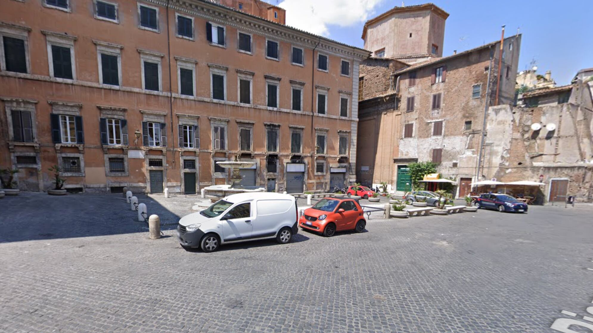 "C'è uno straniero con un coltello al Ghetto". L'allarme a Roma