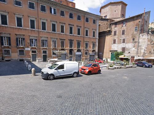 "C'è uno straniero con un coltello al Ghetto". L'allarme a Roma