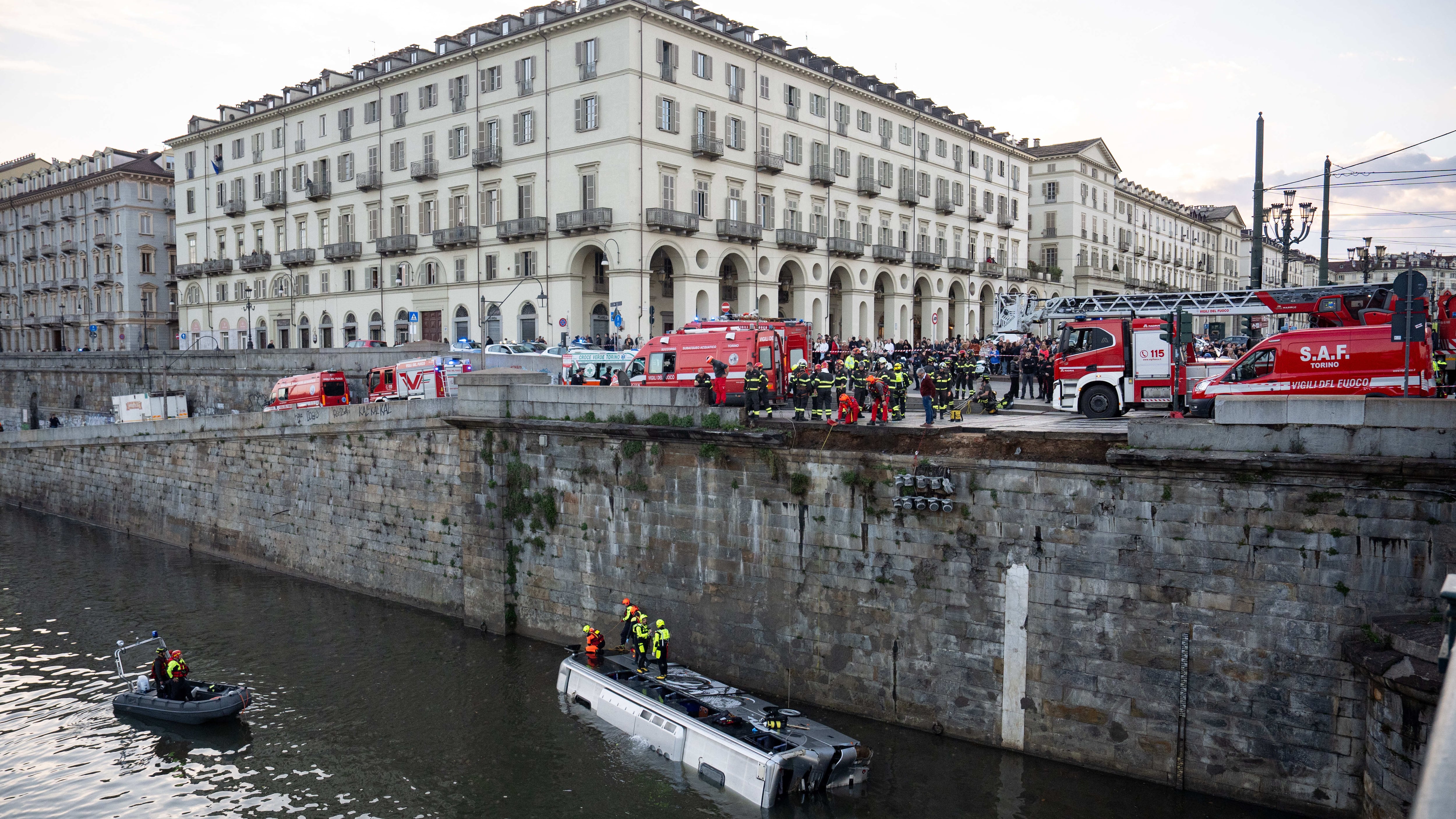 "Guasto al pilota automatico". L'ipotesi sul bus precipitato