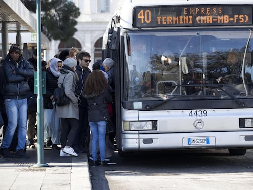 "Fai l'abbonamento al bus". Occhio alla truffa: cosa c'è dietro questo annuncio