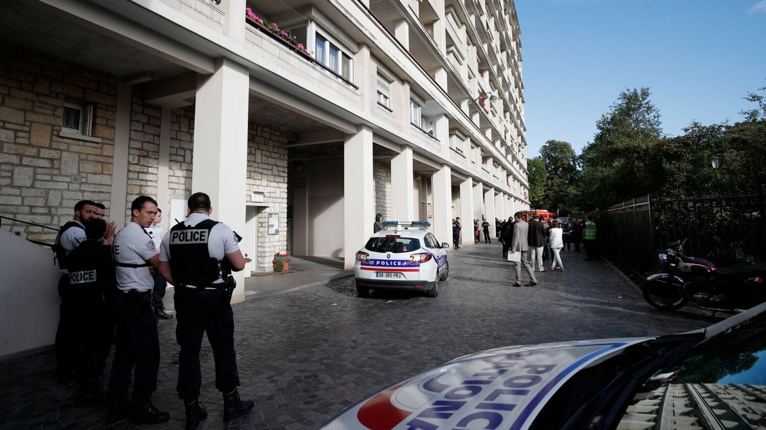 Francia, l'assalitore di Parigi conosceva gli orari dei soldati