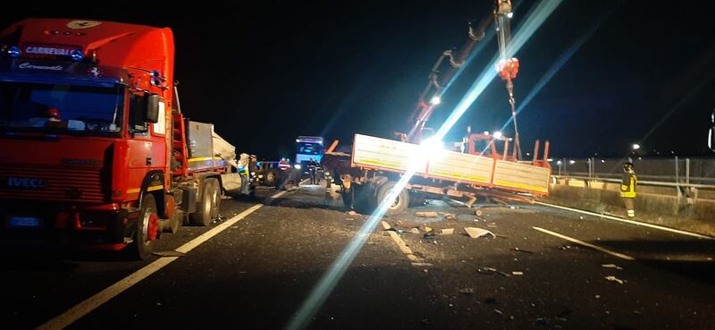 Incidente sulla A1: scontro frontale tra tir e bus carico di migranti 3