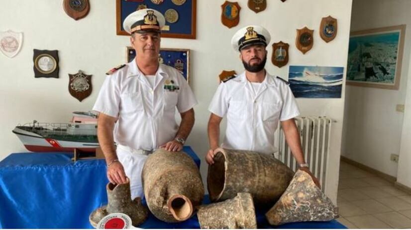 Pesca per caso reperti archeologici, ma li ributta in mare: denunciato
