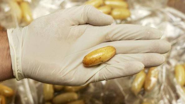 Ha cento ovuli di cocaina nascosti nell'intestino: corriere della droga arrestato a Linate
