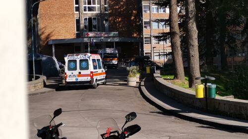 All'esterno del pronto soccorso dell'ospedale Cotugno di Napoli 2