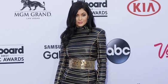 Kylie Jenner, scollatura hot alla serata taco 26